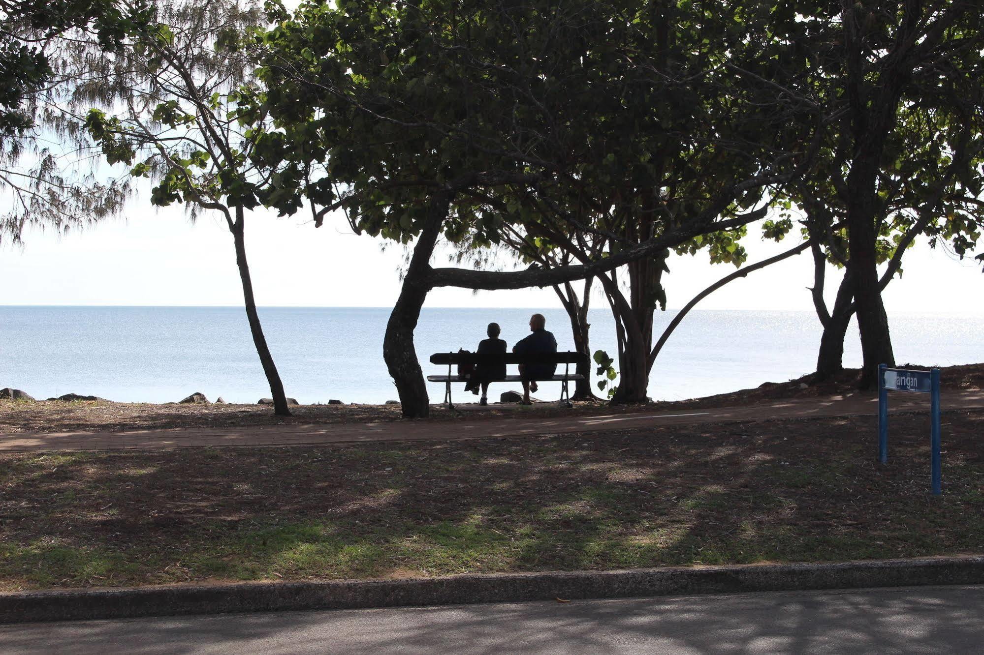 Alexander Beachfront Apartments Hervey Bay Eksteriør billede